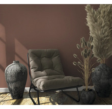 Pièce avec fauteuil, vases décoratifs et graminées ornementales pour une ambiance chaleureuse