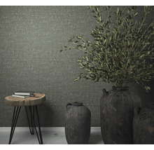 Intérieur décoratif avec papier peint textile, table d''appoint et vases