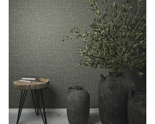 Intérieur décoratif avec papier peint textile, table d''appoint et vases