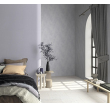 Chambre avec lit, tables d''appoint, décoration et fenêtre avec rideau pour une ambiance lumineuse et conviviale.