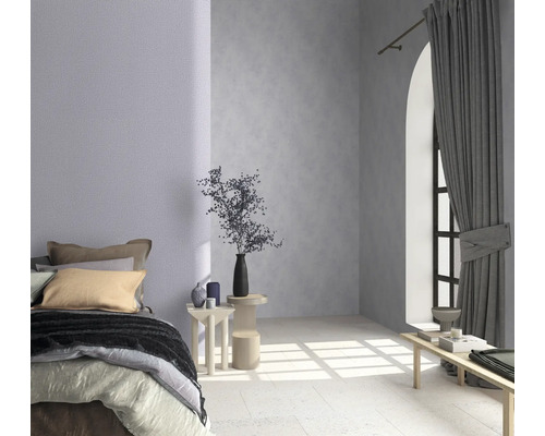 Chambre avec lit, tables d''appoint, décoration et fenêtre avec rideau pour une ambiance lumineuse et conviviale.