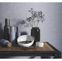 Nature morte avec vases, bol et objets de décoration sur une étagère