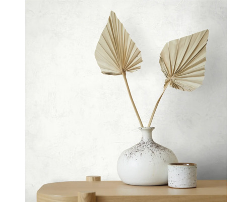 Dekorative Szene mit Fächerpalmen in einer Vase auf einem Tisch