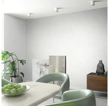 Helles Esszimmer mit Esstisch, Stühlen, Kommode, Pflanzen und Deckenspots