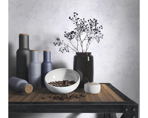 Arrangement décoratif avec bouteilles, bol et vase sur une étagère