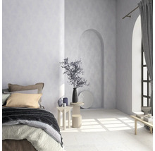 Chambre avec lit, tables d''appoint, décorations et rideaux dans une pièce lumineuse