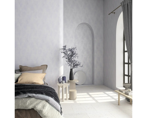 Chambre avec lit, tables d''appoint, décorations et rideaux dans une pièce lumineuse