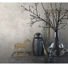 Arrangement décoratif avec cheval en bois, vase et branches