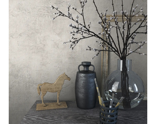 Arrangement décoratif avec cheval en bois, vase et branches