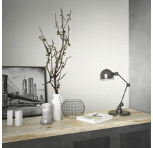 Dekorative Gegenstände auf einem Schrank, darunter eine Lampe, eine Vase und ein Bild