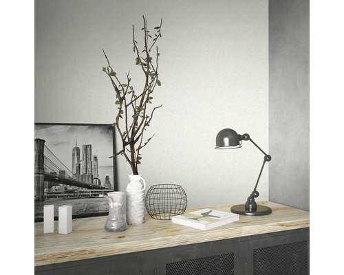 Dekorative Gegenstände auf einem Schrank, darunter eine Lampe, eine Vase und ein Bild