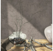 Scène décorative avec vase en verre, branches et vase en céramique sur une table en bois