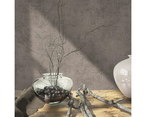 Scène décorative avec vase en verre, branches et vase en céramique sur une table en bois