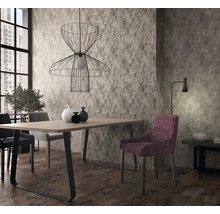 Salle à manger avec table, chaises et suspension en fil de fer