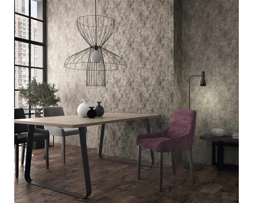 Salle à manger avec table, chaises et suspension en fil de fer