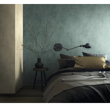 Chambre avec lit, lampe et décoration