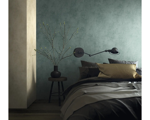 Chambre avec lit, lampe et décoration