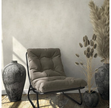 Wohnszene mit Sessel, Vasen und Pflanzen