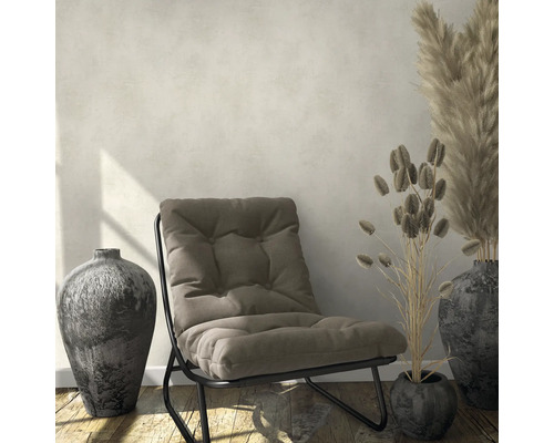 Wohnszene mit Sessel, Vasen und Pflanzen