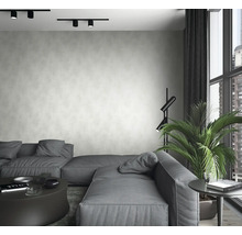 Salon avec canapé gris, lampadaire, plante d''intérieur et plafonnier