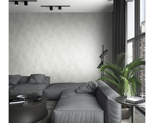 Salon avec canapé gris, lampadaire, plante d''intérieur et plafonnier