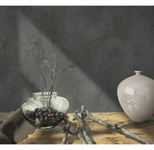 Scène décorative avec vase en verre, branches et vase en céramique sur une table en bois