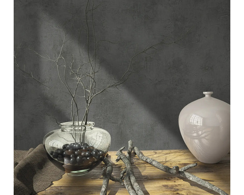 Scène décorative avec vase en verre, branches et vase en céramique sur une table en bois