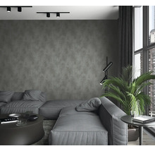 Salon moderne avec canapé gris, lampadaire et plante d''intérieur