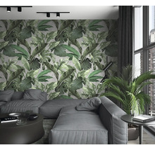 Wohnzimmer mit grauer Couch und Wandtapete mit Blattmuster