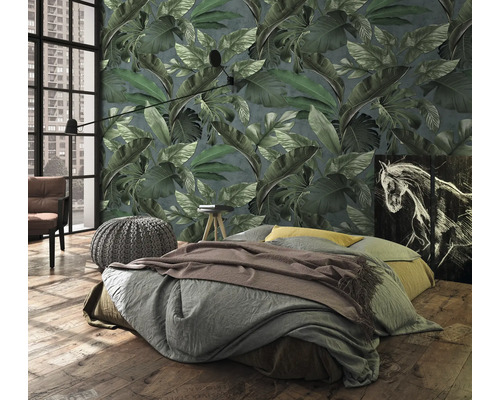 Schlafzimmer mit gemusterter Tapete, Bett und Dekoration