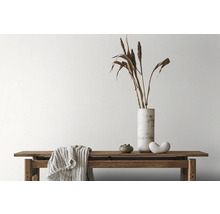 Arrangement décoratif avec banc, vase, graminées ornementales et textiles à l''intérieur.