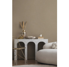 Salon lumineux avec table en marbre, chaise dorée, canapé et objets de décoration