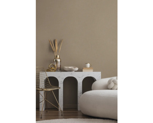 Salon lumineux avec table en marbre, chaise dorée, canapé et objets de décoration