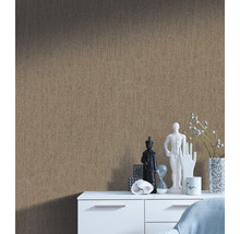 Papier peint décoratif avec texture abstraite sur un mur au-dessus d''une armoire blanche.