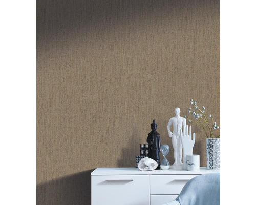 Papier peint décoratif avec texture abstraite sur un mur au-dessus d''une armoire blanche.