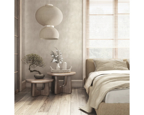 Chambre avec lit, tables de chevet, décoration, fenêtre avec stores et lampes en papier