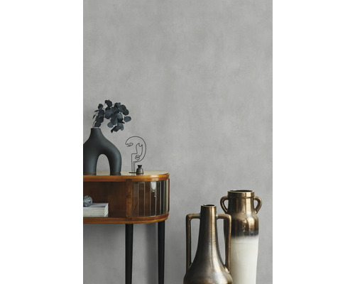 Dekorative Vasen und Beistelltisch mit Dekorationsgegenständen