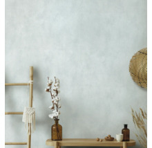 Intérieur lumineux avec échelle en bois, décorations et chapeau de paille