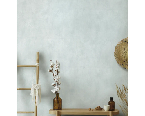 Intérieur lumineux avec échelle en bois, décorations et chapeau de paille