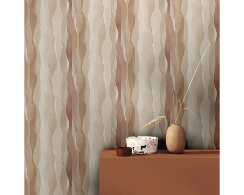 Espace de vie avec papier peint à motifs et objets décoratifs sur une étagère