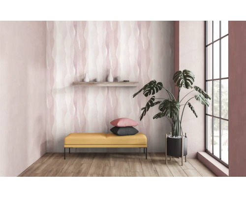 Pièce moderne avec papier peint à motifs, banc, plante et étagère