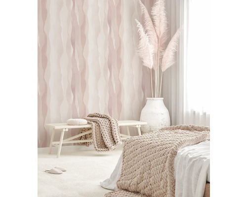 Chambre lumineuse avec décoration, banc et couvre-lit