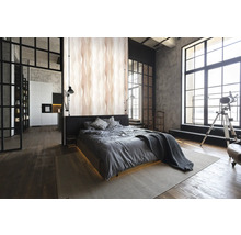 Schlafzimmer im Loft-Stil mit Bett, Tapete mit Wellenmuster und großen Fenstern