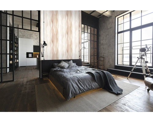 Chambre de style loft avec lit, papier peint à motif ondulé et grandes fenêtres
