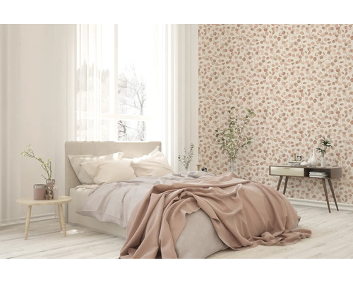 Chambre lumineuse avec lit, table de chevet et papier peint à motifs