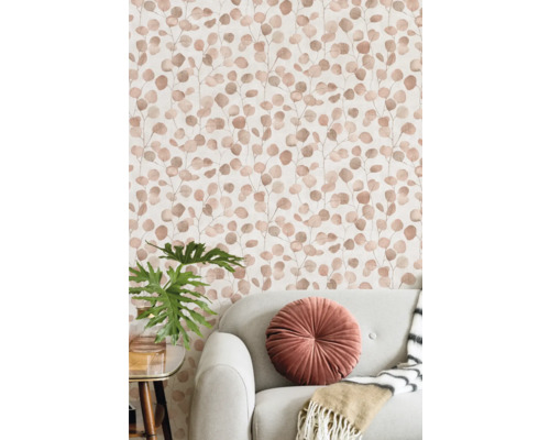 Décoration murale avec papier peint et motif d''eucalyptus derrière un canapé