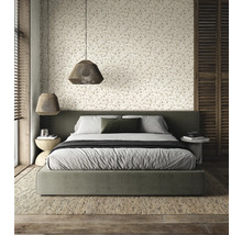 Schlafzimmer mit Doppelbett, Tapete und Lampen
