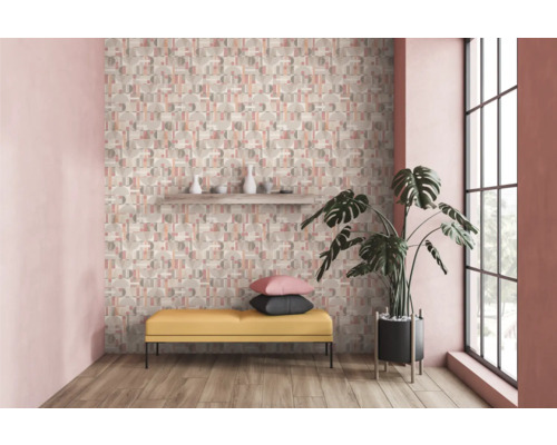 Pièce lumineuse avec papier peint à motifs, banc, plante d''intérieur et étagère