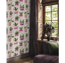 Salon avec papier peint cactus, fenêtre et rideaux pour une ambiance chaleureuse.