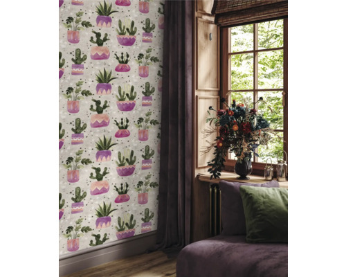 Salon avec papier peint cactus, fenêtre et rideaux pour une ambiance chaleureuse.